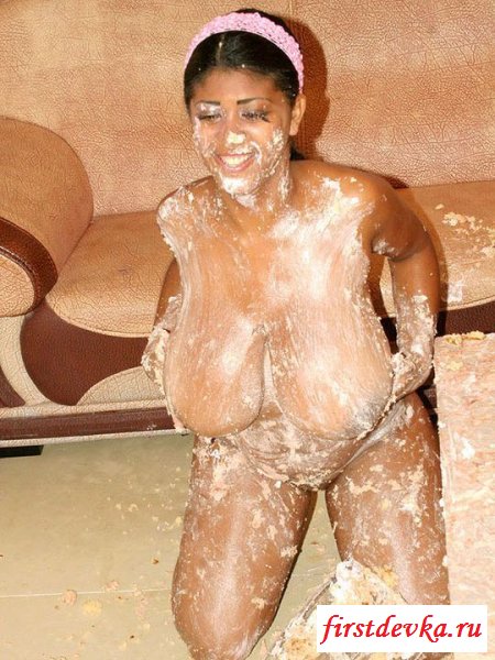 Бразильянка обмазала голое тело тортом