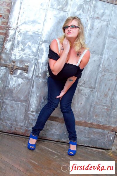 Жопастую закрыли в гараже