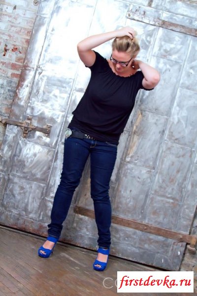 Жопастую закрыли в гараже