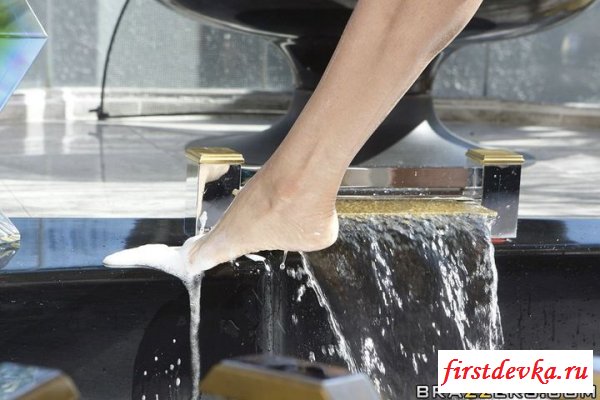 Модель фотографируется в душе голая