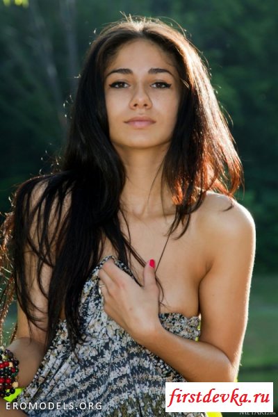 Молодая брюнетка на даче.