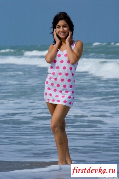 Красотка в платье на море.