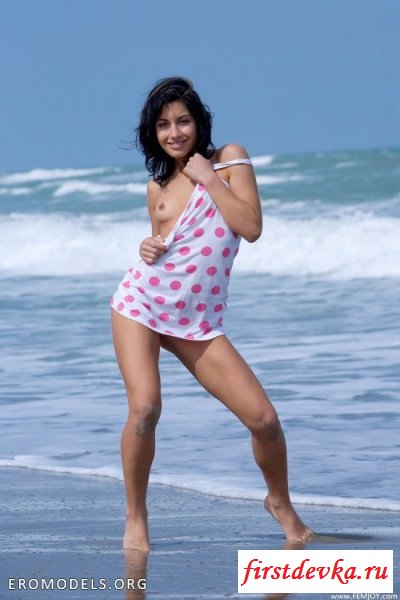 Красотка в платье на море.