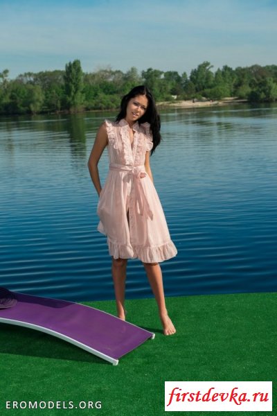 Жгучая брюнетка на лежаке.