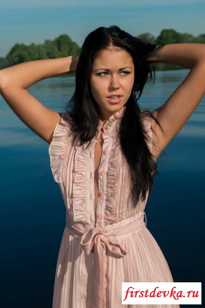 Жгучая брюнетка на лежаке.