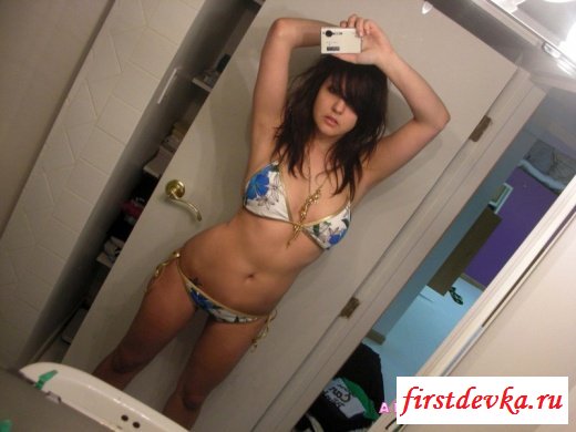 Девушка осталась одна дома (27 фотографий)