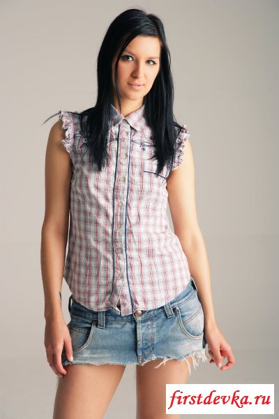 Обнажённая длинноногая студентка (10 фотографий)