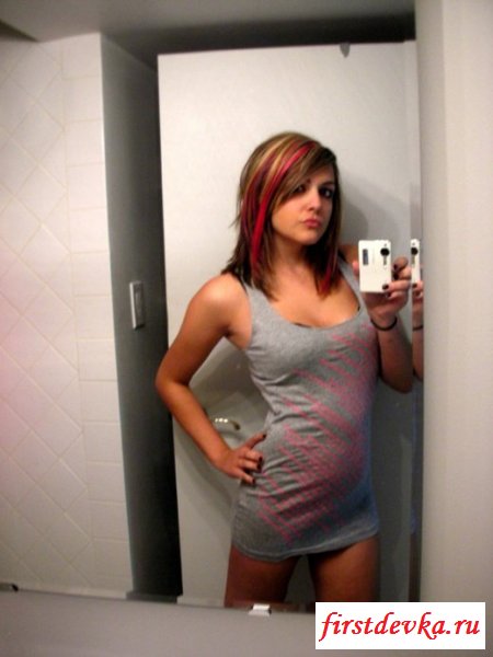 Девушка осталась одна дома (27 фотографий)