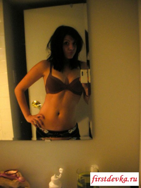 Девушка осталась одна дома (27 фотографий)