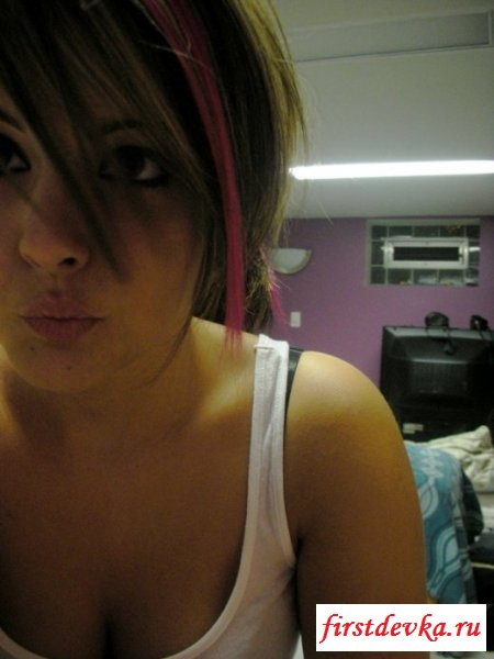 Девушка осталась одна дома (27 фотографий)