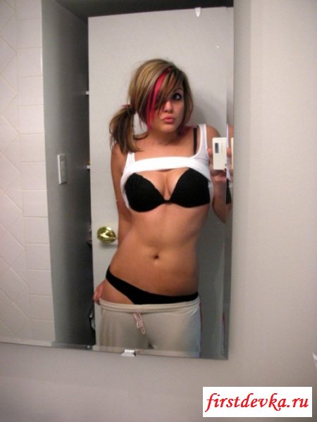 Девушка осталась одна дома (27 фотографий)