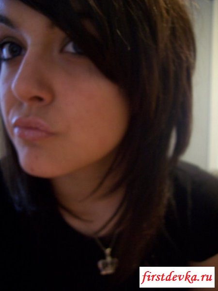 Девушка осталась одна дома (27 фотографий)