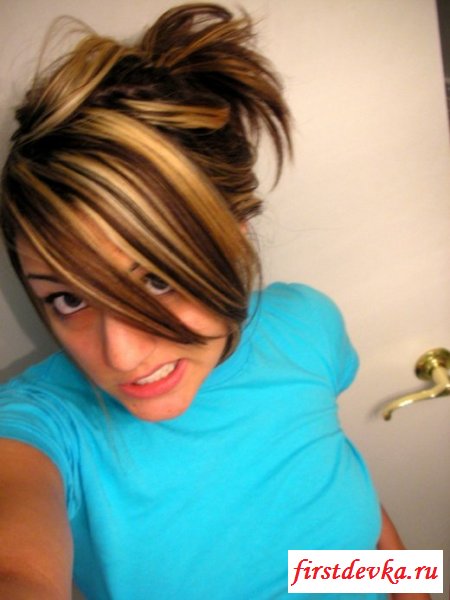 Девушка осталась одна дома (27 фотографий)