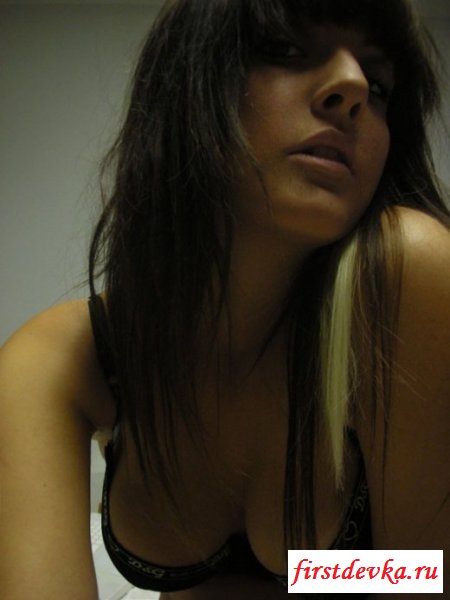 Девушка осталась одна дома (27 фотографий)