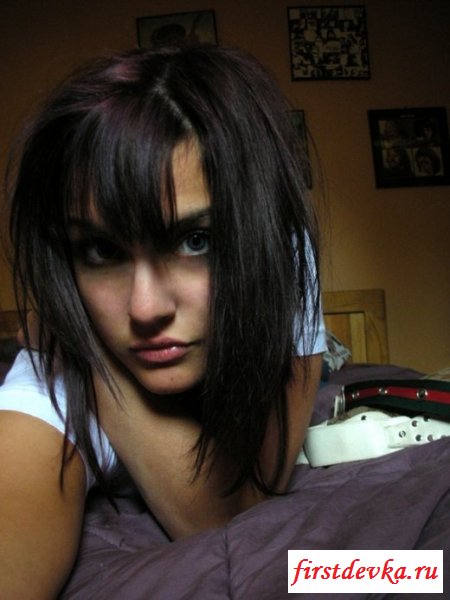 Девушка осталась одна дома (27 фотографий)