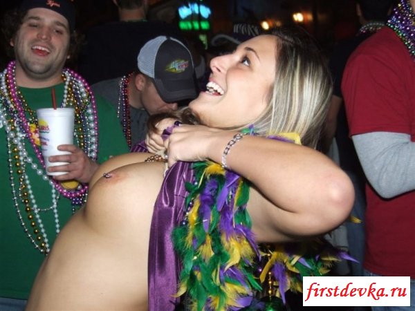 Обычные девушки оголяют грудь во время праздника (24 фотографии)