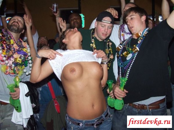 Обычные девушки оголяют грудь во время праздника (24 фотографии)