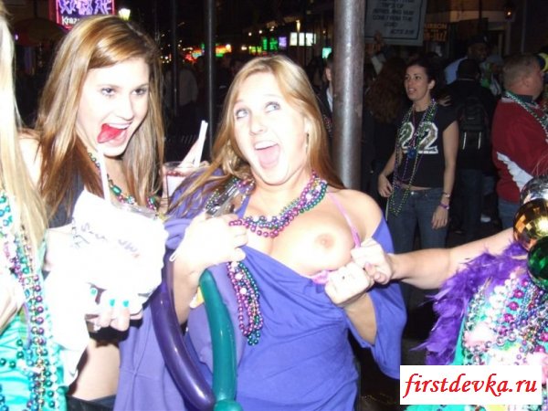 Обычные девушки оголяют грудь во время праздника (24 фотографии)