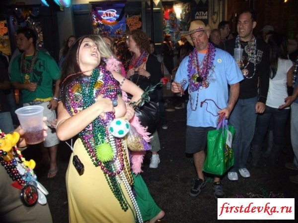 Обычные девушки оголяют грудь во время праздника (24 фотографии)