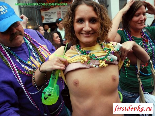 Обычные девушки оголяют грудь во время праздника (24 фотографии)