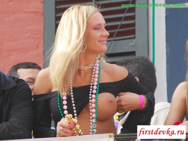 Обычные девушки оголяют грудь во время праздника (24 фотографии)