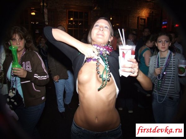 Обычные девушки оголяют грудь во время праздника (24 фотографии)