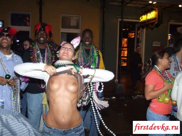 Обычные девушки оголяют грудь во время праздника (24 фотографии)