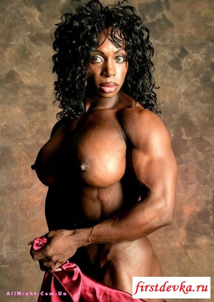 Любительница потолкать железо (9 фотографий)