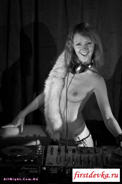 Голые девушки Dj за вертушками (26 фотографий)