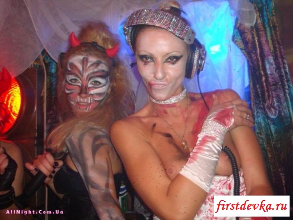 Голые девушки Dj за вертушками (26 фотографий)