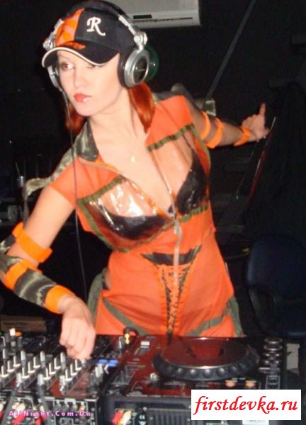 Голые девушки Dj за вертушками (26 фотографий)