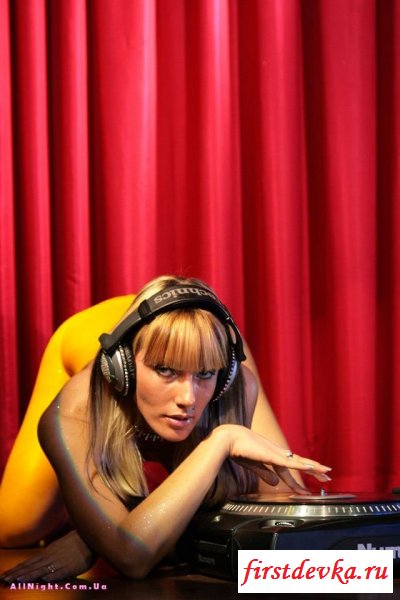 Голые девушки Dj за вертушками (26 фотографий)