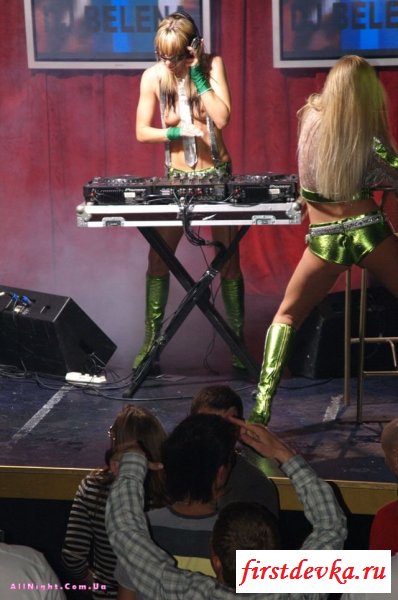 Голые девушки Dj за вертушками (26 фотографий)