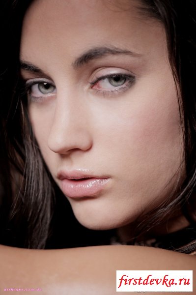 Очень красивая голая молодая модель (20 фотографий)