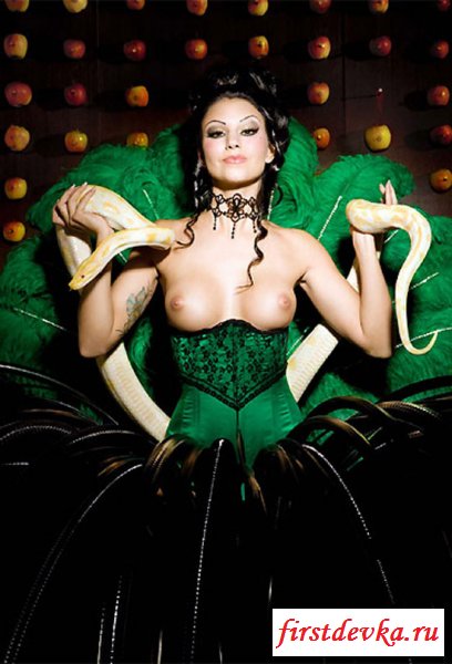 Девушки решили сделать откровенные фотографии (12 фотографий)