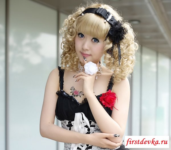 Японские девушки в костюмах (52 фотографии)