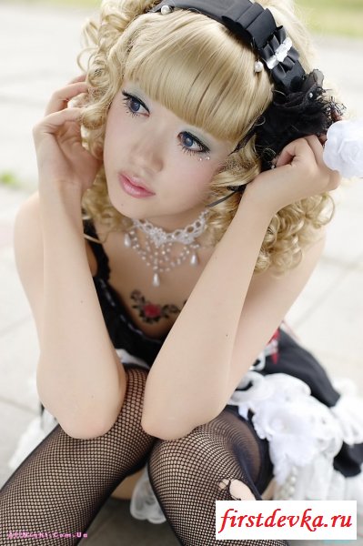 Японские девушки в костюмах (52 фотографии)