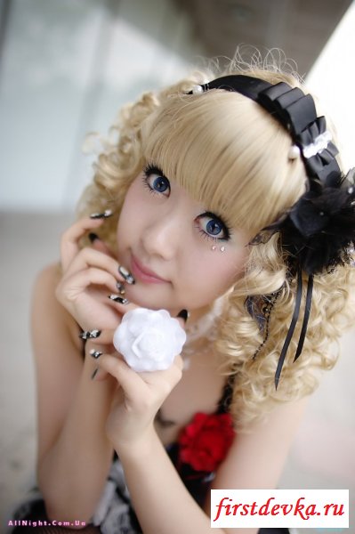 Японские девушки в костюмах (52 фотографии)