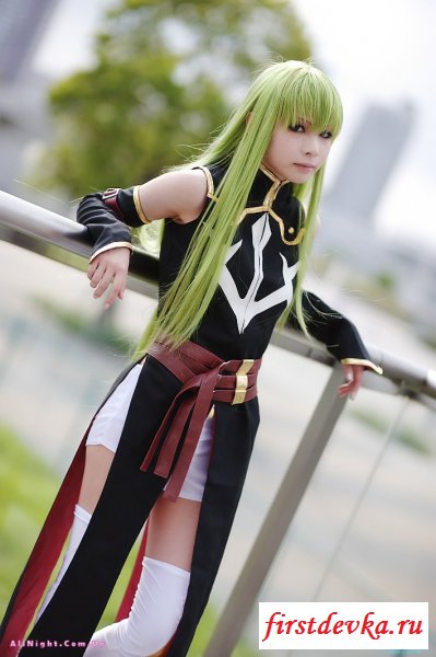 Японские девушки в костюмах (52 фотографии)