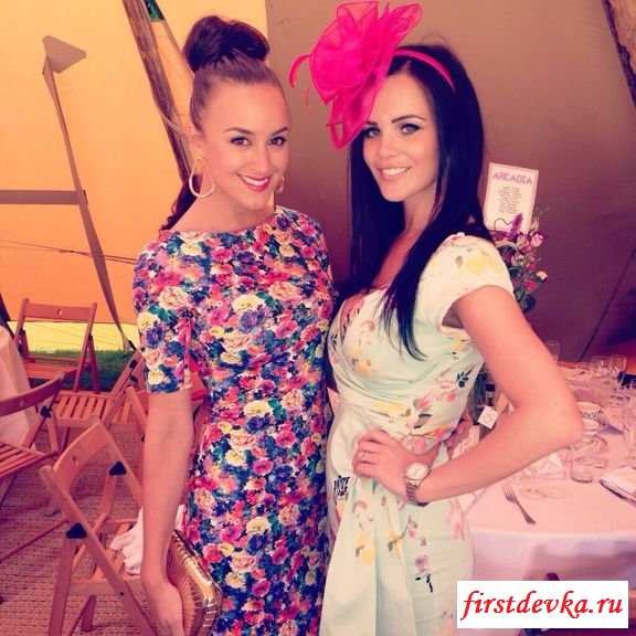 Извращенная грудастая сука фотографируется на мобильник (эротика) Извращенная грудастая сука фотографируется на мобильник (эротика)