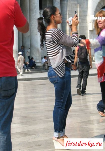 Голая латинка оголила свой задок