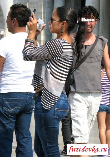 Голая латинка оголила свой задок