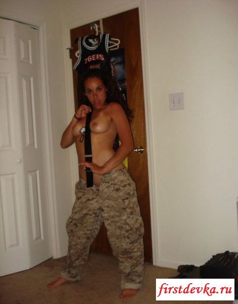 Обнаженная кудрявая сучка с татушкой на ноге