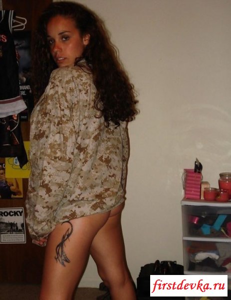 Обнаженная кудрявая сучка с татушкой на ноге