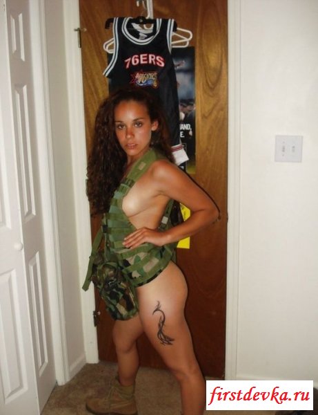 Обнаженная кудрявая сучка с татушкой на ноге