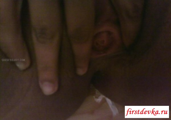 Раздетая девушка крутит задом у зеркала