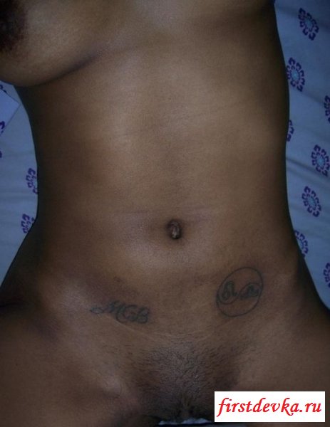 Обнаженная темненькая девушка засветила свои прелести