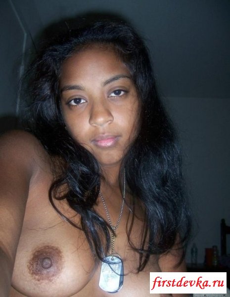 Обнаженная темненькая девушка засветила свои прелести