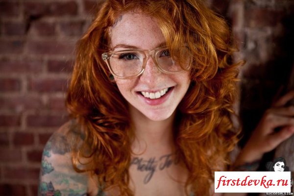 Голая телка сделала татуировку на сиськах