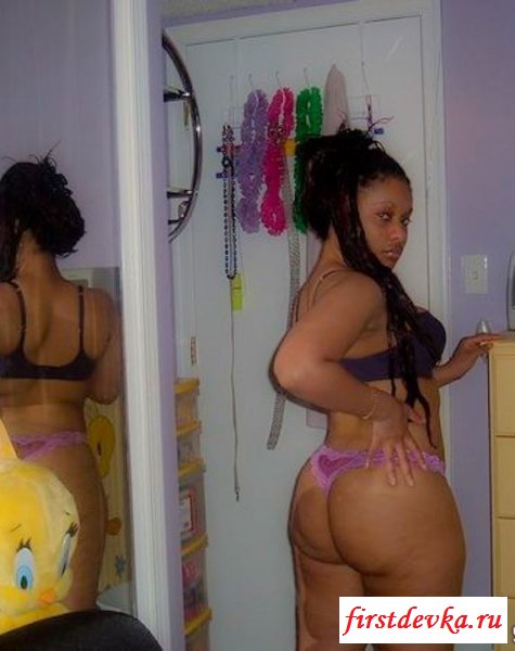 Обнаженная метистка демонстрирует белье из своего гардероба